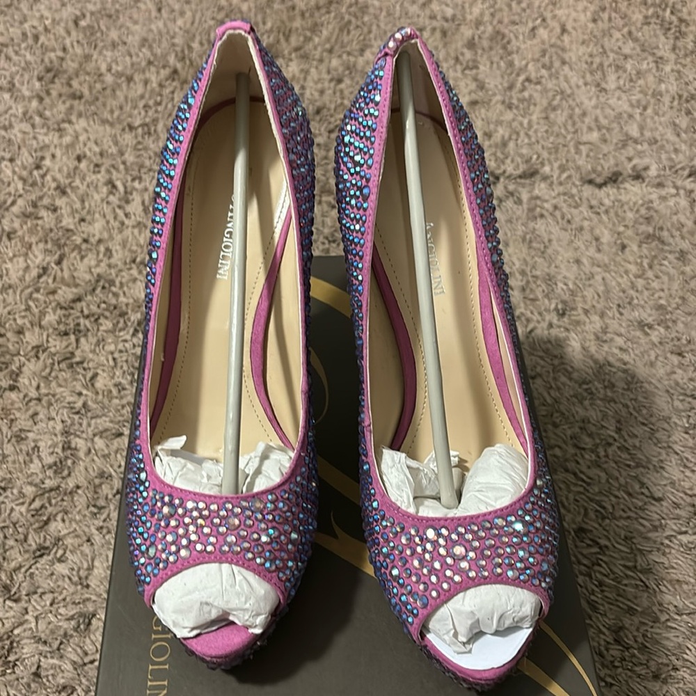 These will turn eyes with the shimmer and shine of the rhinestones